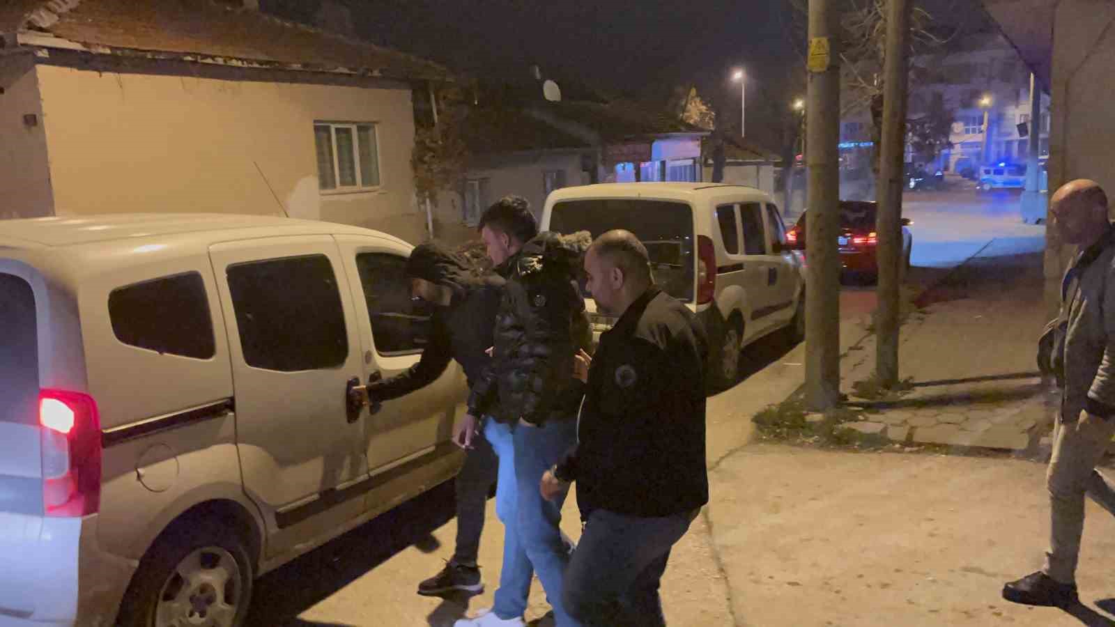 husumetli-2-arkadas-arasinda-cikan-kavga-kanli-bitti-1-agir-yarali