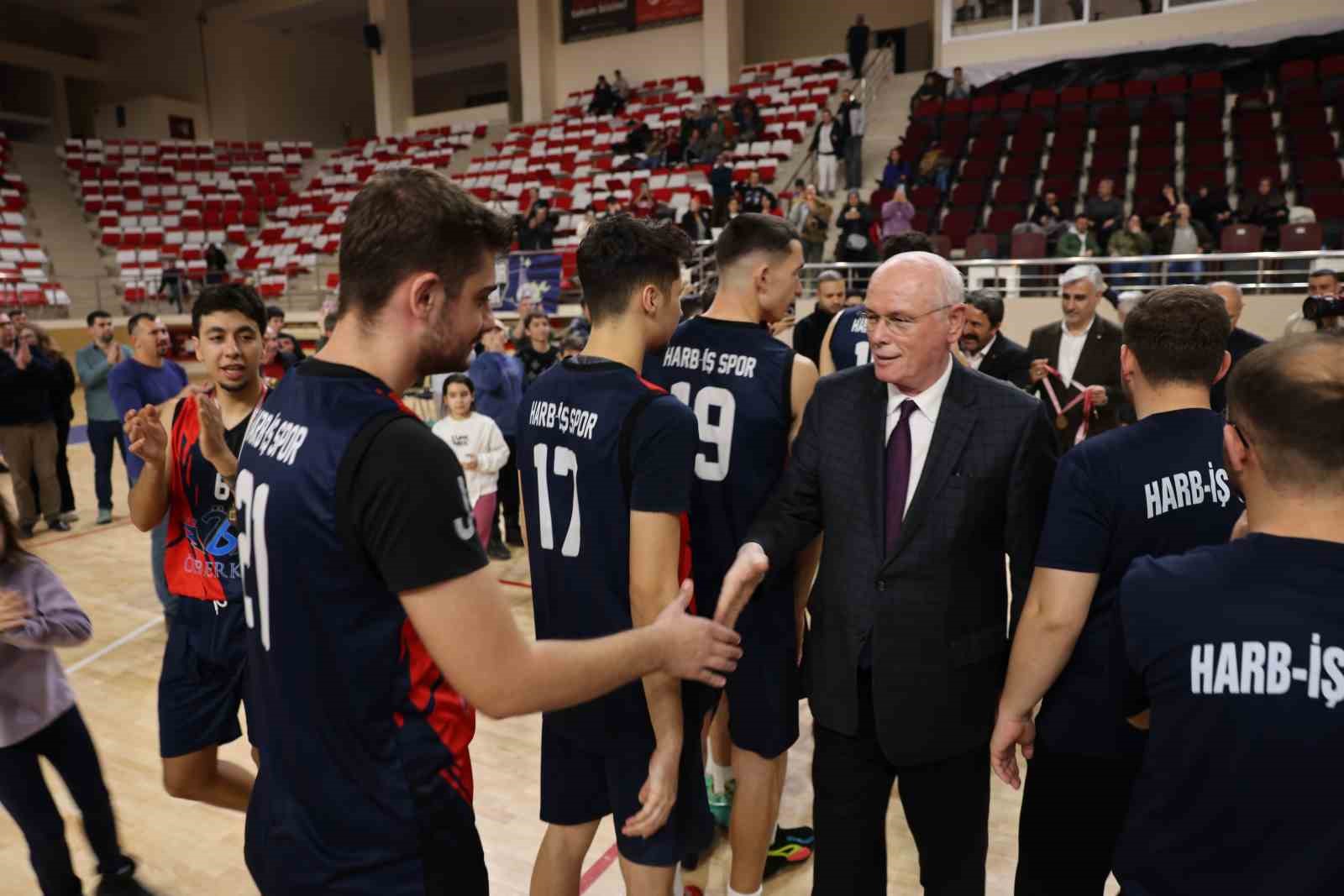 baskan-kurta-basketbol-ligi-sampiyonluk-macinda-buyuk-ilgi