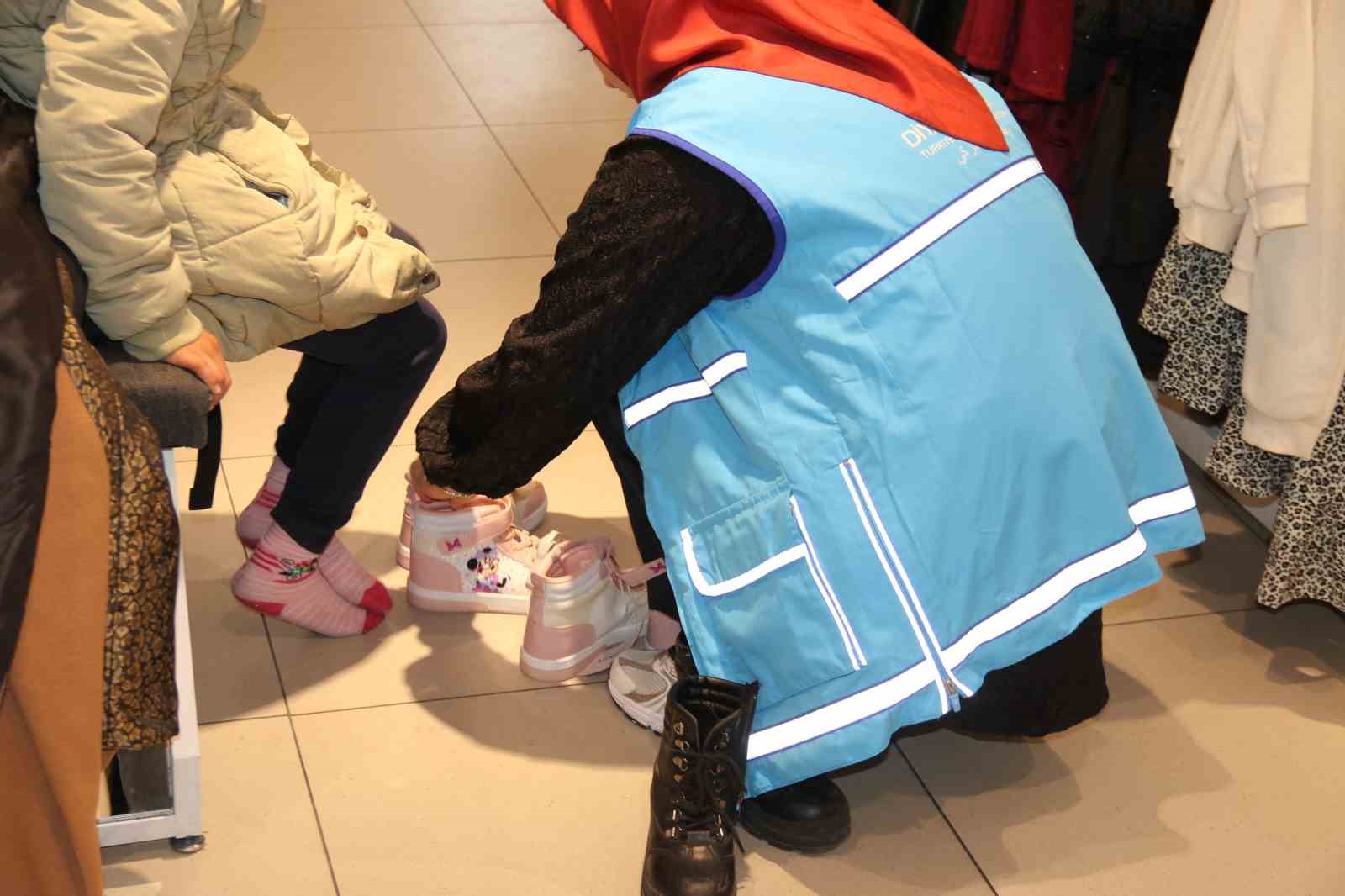 eskisehirde-diyanet-vakfindan-miniklere-kiyafet-yardimi