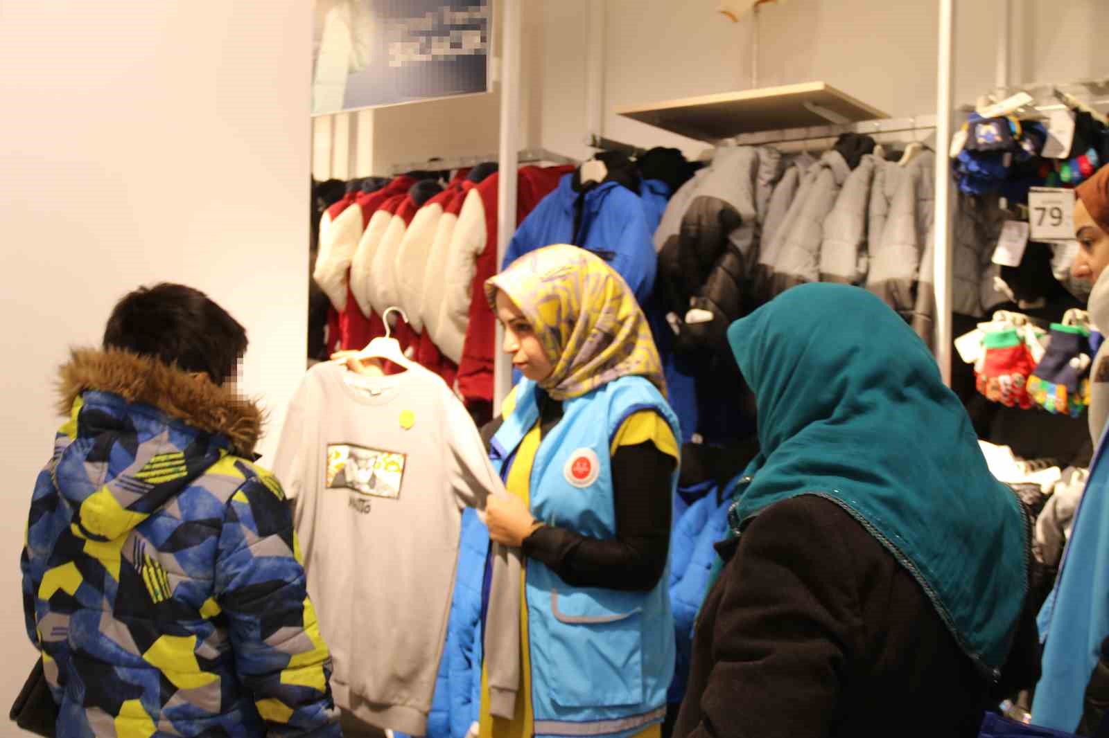 eskisehirde-diyanet-vakfindan-miniklere-kiyafet-yardimi