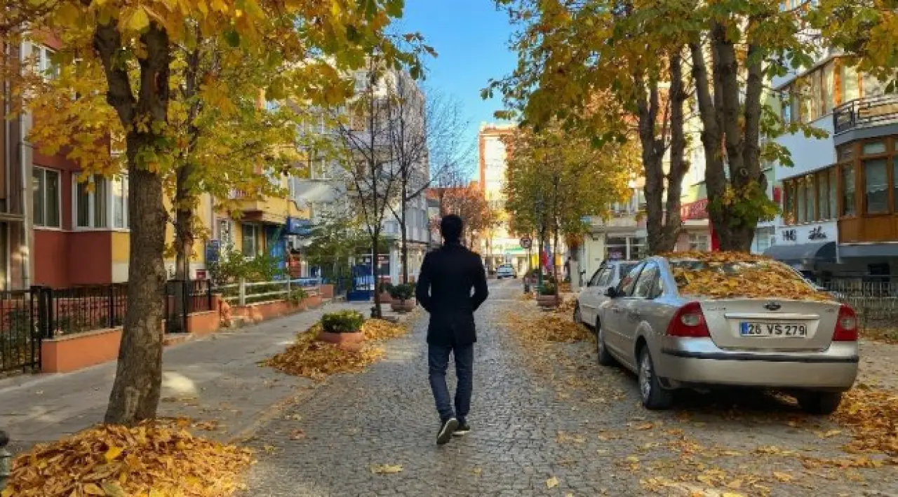 Eskişehir'in Deliklitaş Mahallesinde bulunan sokaklar, sonbaharın eşsiz... - Türkiye - Kamu Haber