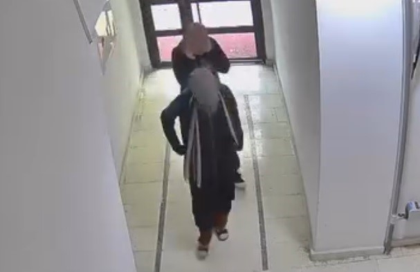 apartmanlara-giren-kadin-hirsizlar-guvenlik-kamerasina-yakalandi