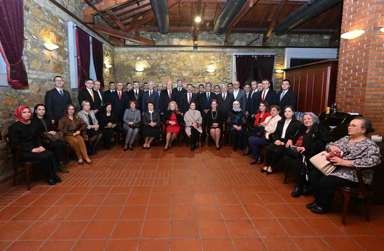 emekli-olan-vali-yardimcisi-ali-cetine-10-ocak-idareciler-gunu-programi-ile-veda-edildi