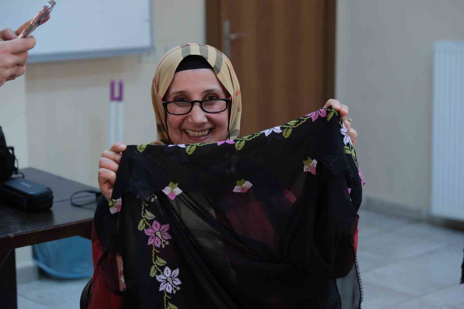 odunpazari-belediyesinden-kadinlara-igne-oyasi-atolyesi