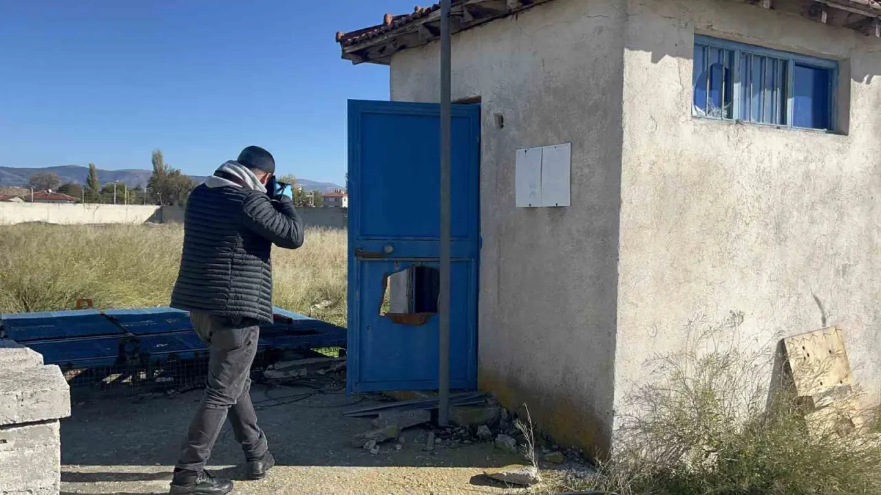 eskinin-tesisine-girip-kapiyi-delen-hirsizlar-ne-buldularsa-caldilar