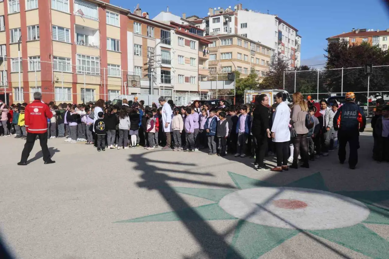 deprem-aninda-yapilmasi-gerekenler-ogrencilere-uygulamali-olarak-gosterildi