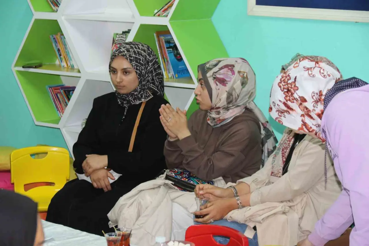 psikolojik-danismanlar-velilerle-bir-araya-geldi-ekran-suresi-ve-dikkat-daginikligi-en-buyuk-problem