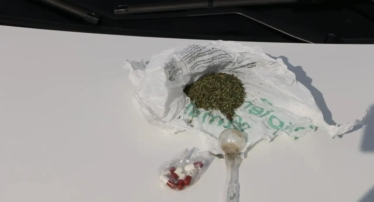 polisten-alpuda-uygulama-uyusturucu-ve-silah-ele-gecirildi