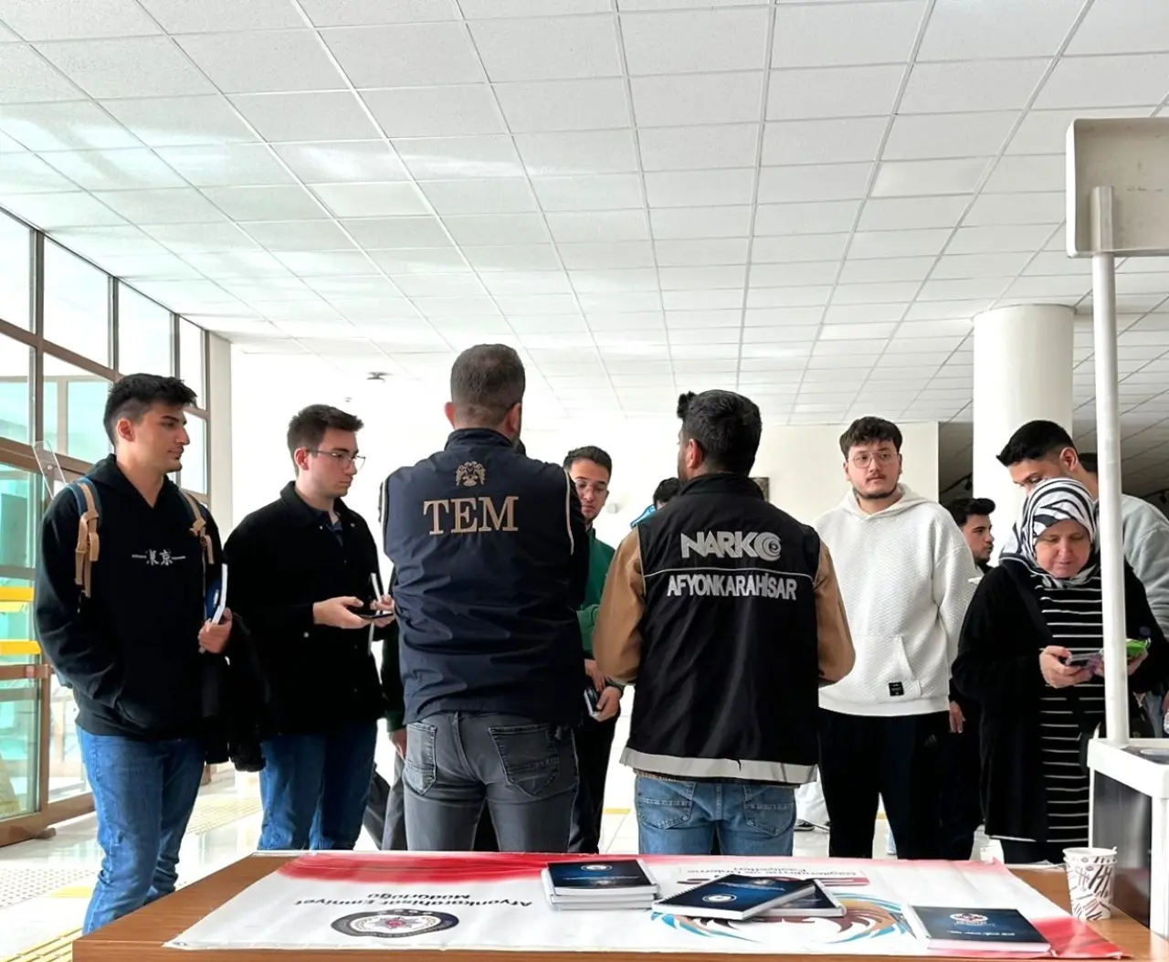 polisten-17-bin-universite-ogrencisine-terorle-ve-uyusturucuyla-mucadele-egitimi