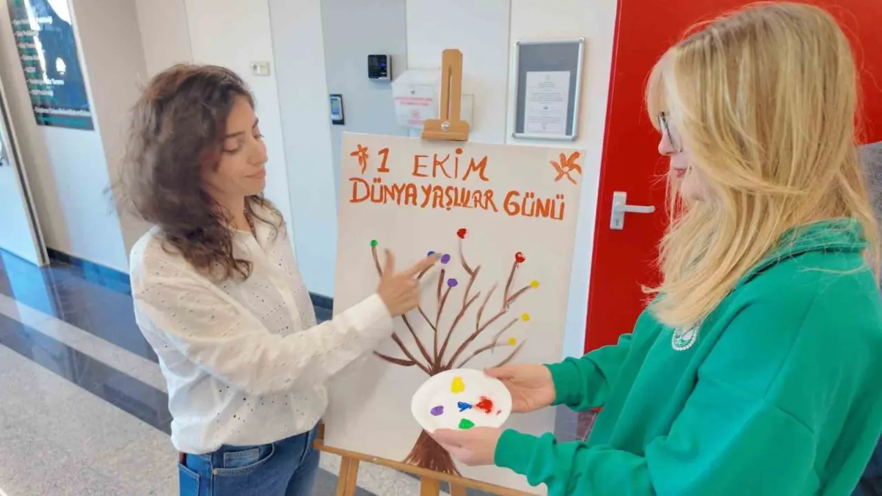 eskisehir-sehir-hastanesinde-yaslilar-gunu-standi-kuruldu