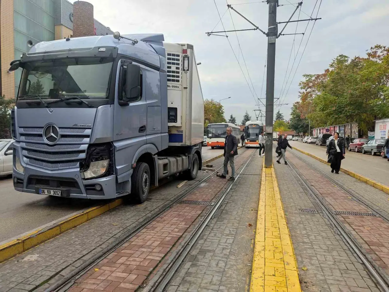 kontrolden-cikan-tir-tramvay-yoluna-girdi-seferler-aksadi