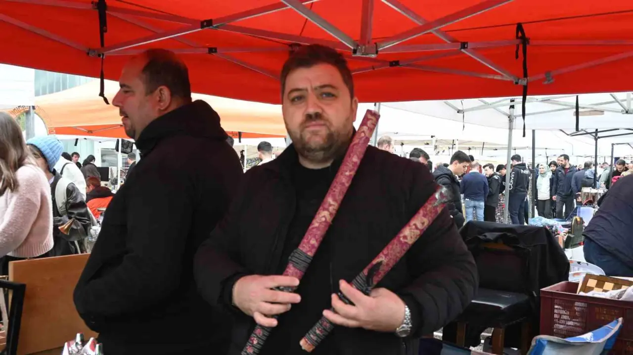 japon-kiliclarindan-osmanli-saatlerine-bircok-urunun-bulundugu-antika-tezgahina-yogun-ilgi