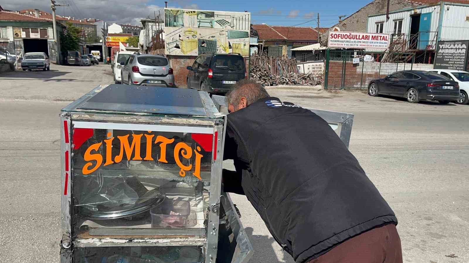 4-cocugunu-simit-satarak-okutuyor