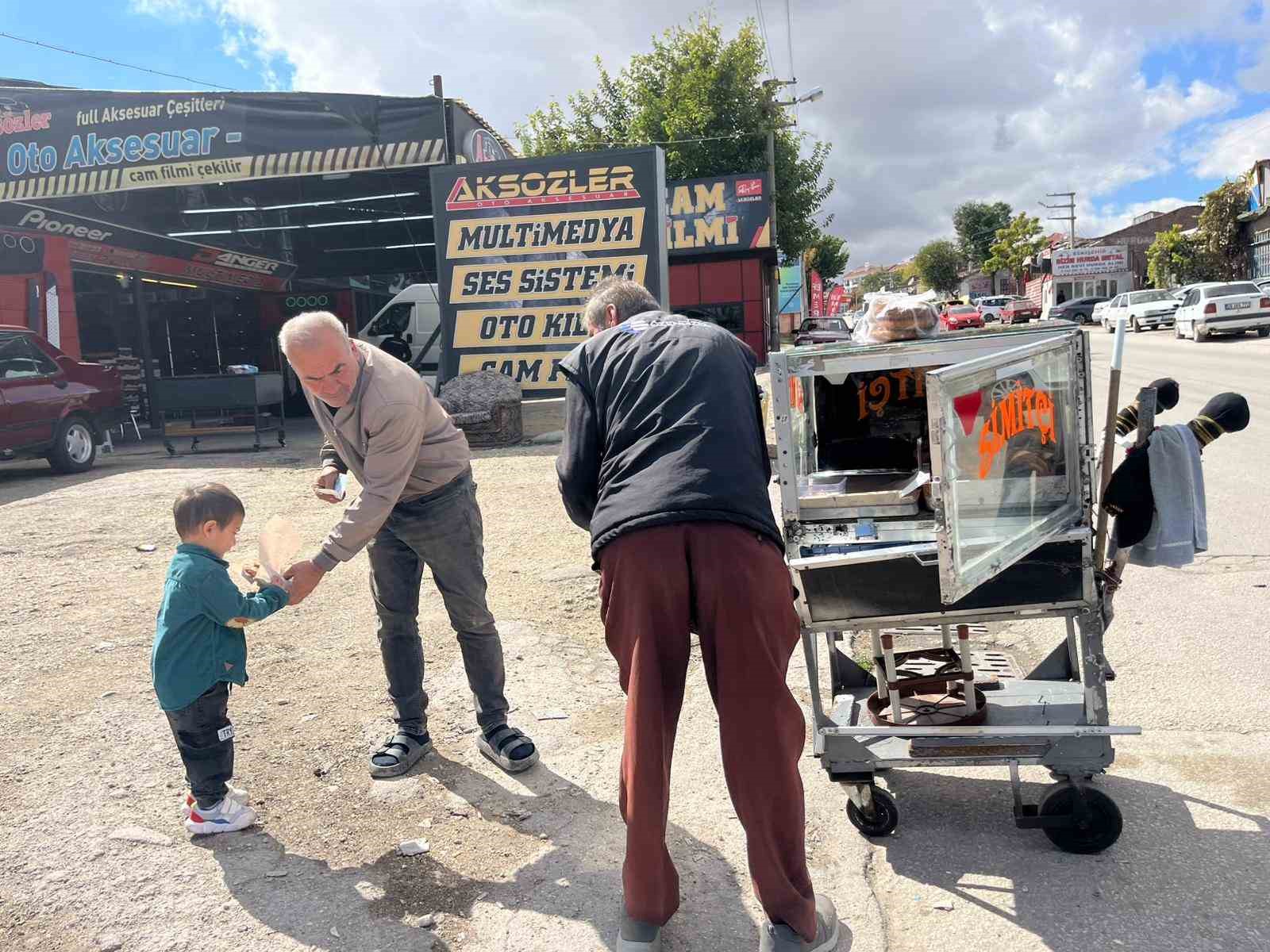 4-cocugunu-simit-satarak-okutuyor