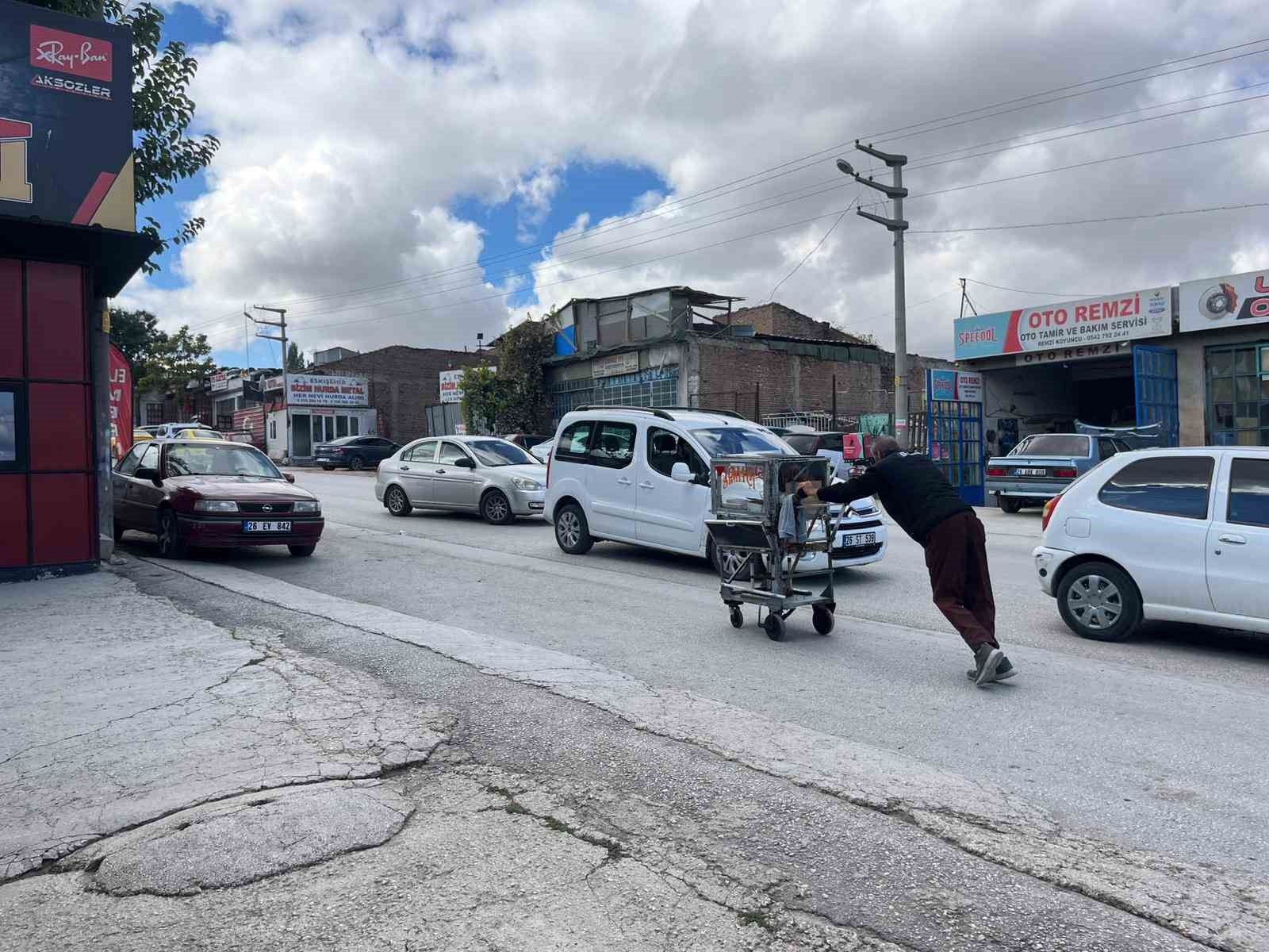 4-cocugunu-simit-satarak-okutuyor