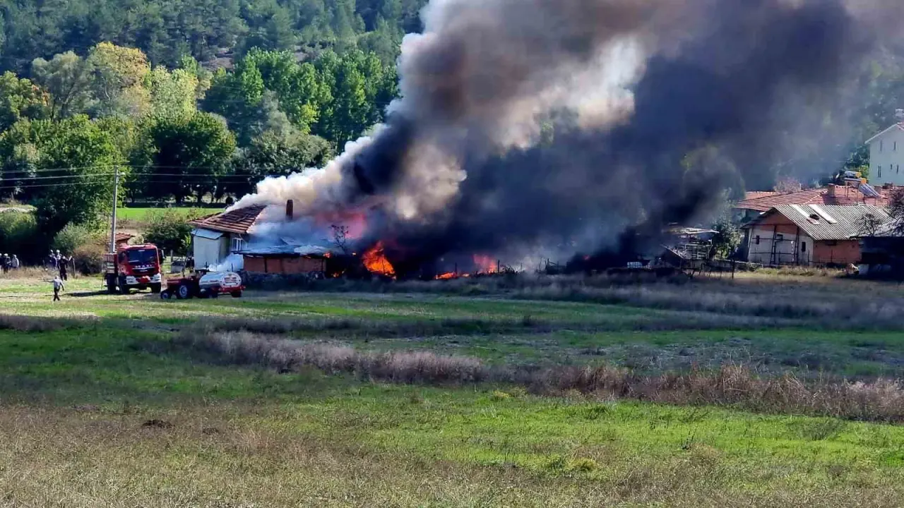 kutahyada-yanginda-ev-traktor-ve-motosiklet-kul-oldu