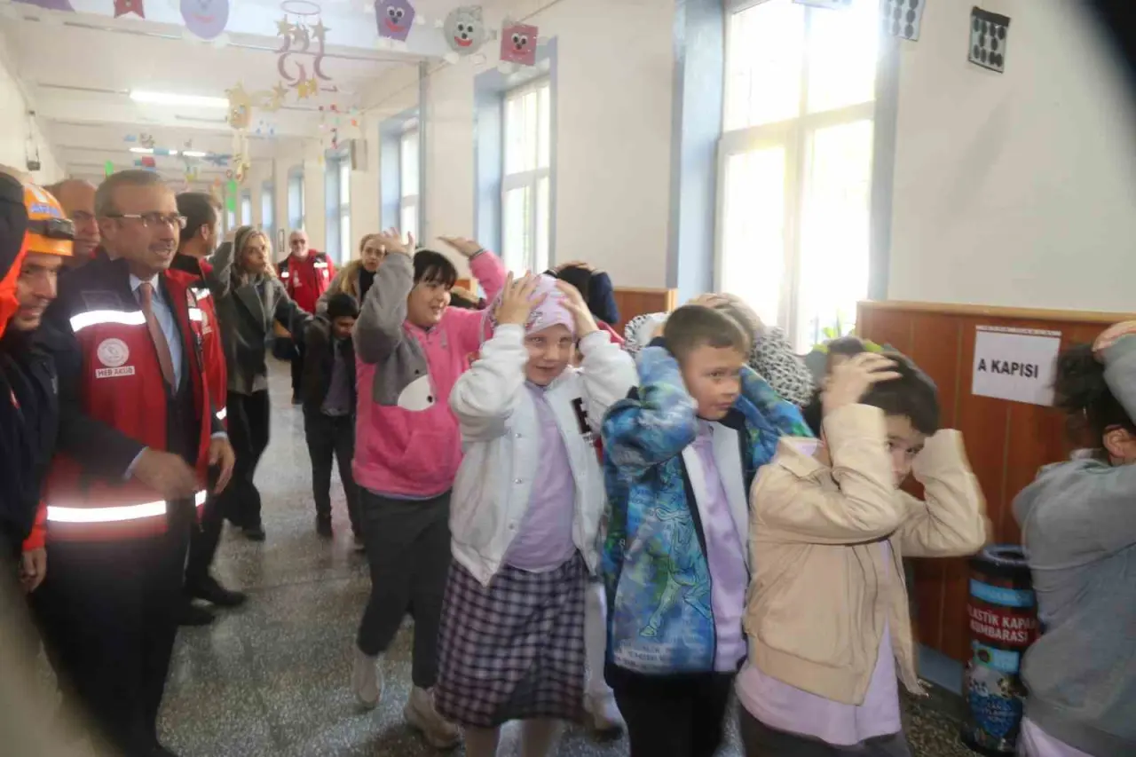 deprem-aninda-yapilmasi-gerekenler-ogrencilere-uygulamali-olarak-gosterildi