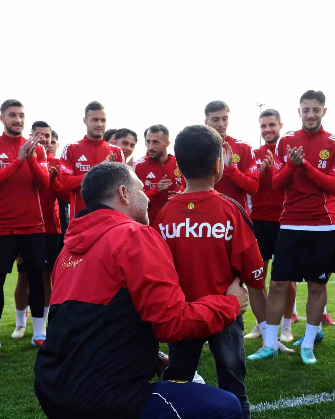 ameliyatla-gorme-kabiliyetini-kazan-hamit-eskisehirspor-antrenmanini-seyretti