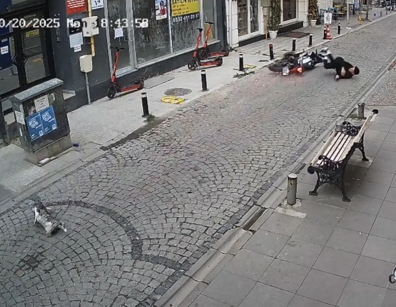 kediye-carpmamaya-calisirken-motosikleti-deviren-kasksiz-surucu-agir-yaralandi