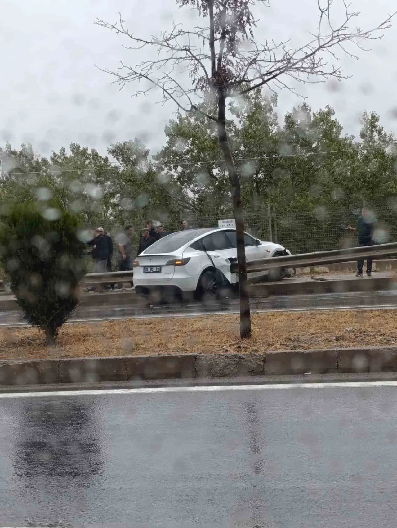 kontrolden-cikan-tesla-bariyere-saplandi