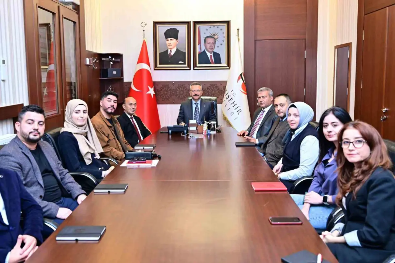 hak-kazanan-gazetecilerin-basin-kartlarini-vali-aksoy-teslim-etti