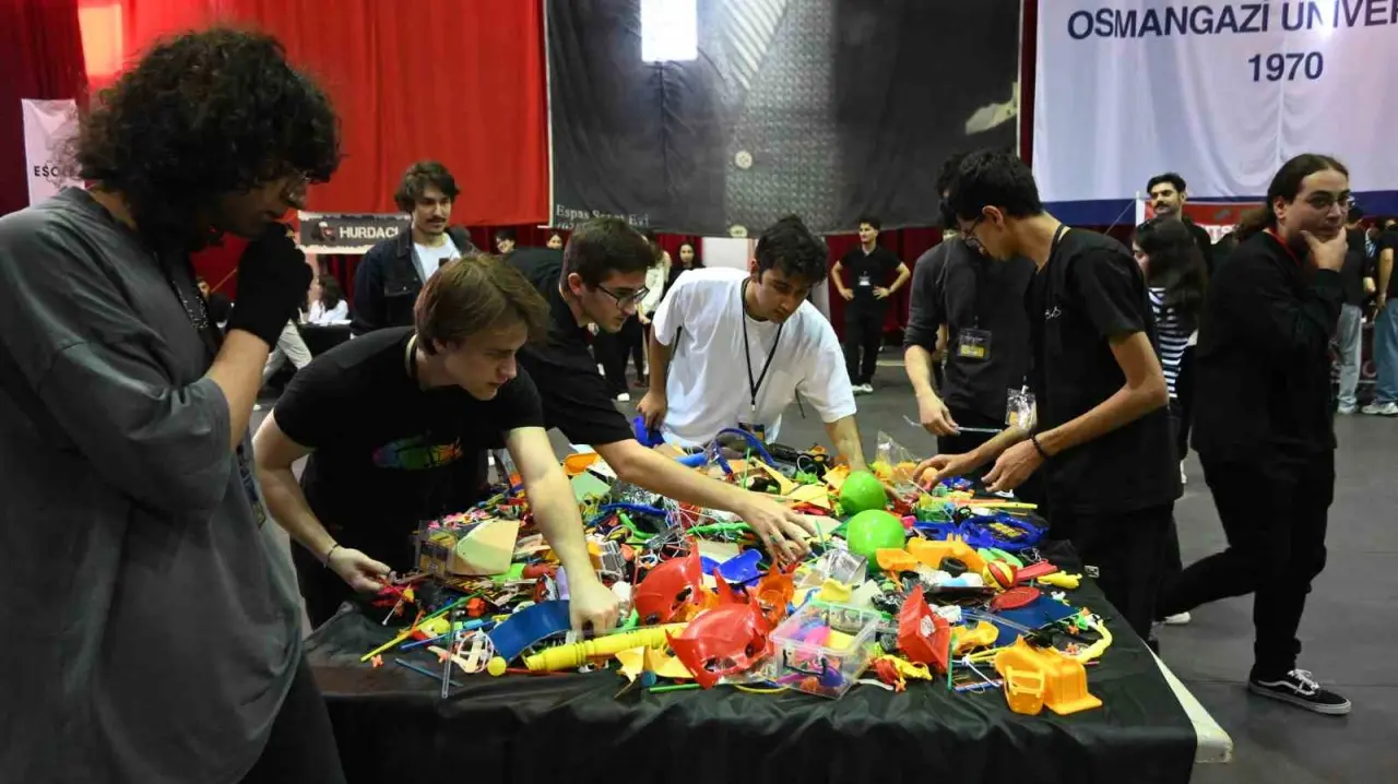 turkiyenin-en-cirkin-robotlari-sahneye-cikti