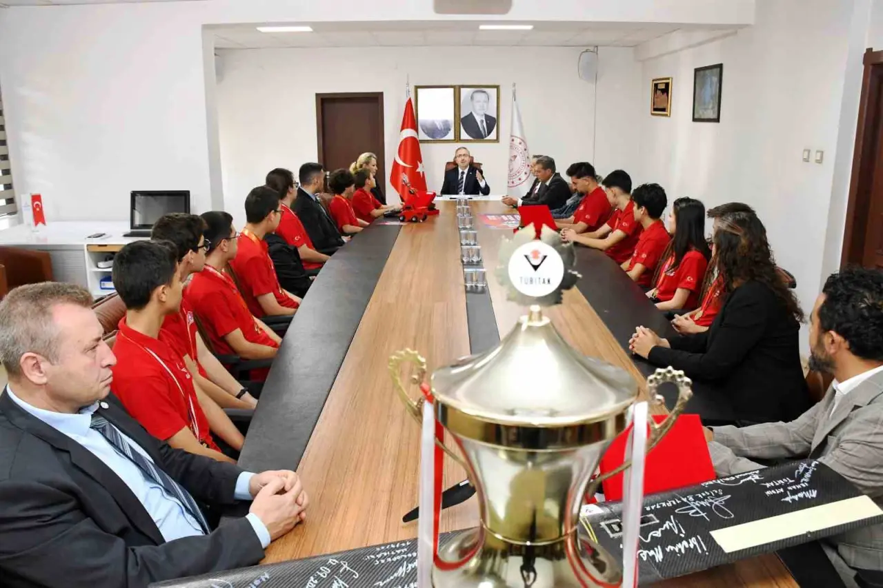 teknofest-sampiyonlarindan-il-milli-egitim-muduru-aydina-ziyaret