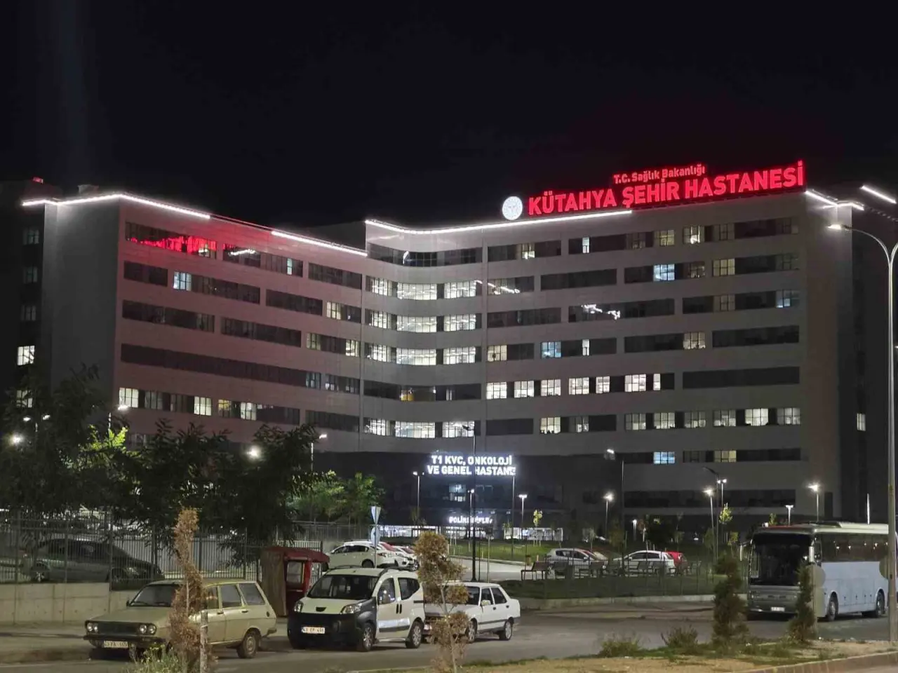 kutahyada-okul-gezisi-donusunde-zehirlenen-28-ogrenci-hastaneye-kaldirildi