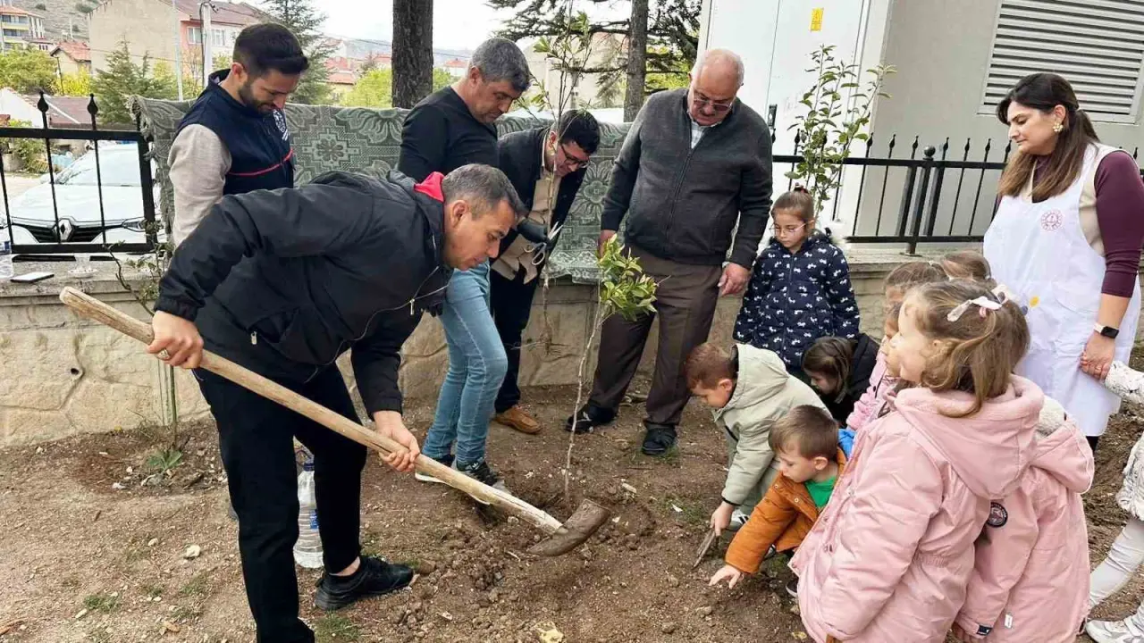 nasil-fidan-dikilecegi-minik-ogrencilere-uygulamali-olarak-anlatildi