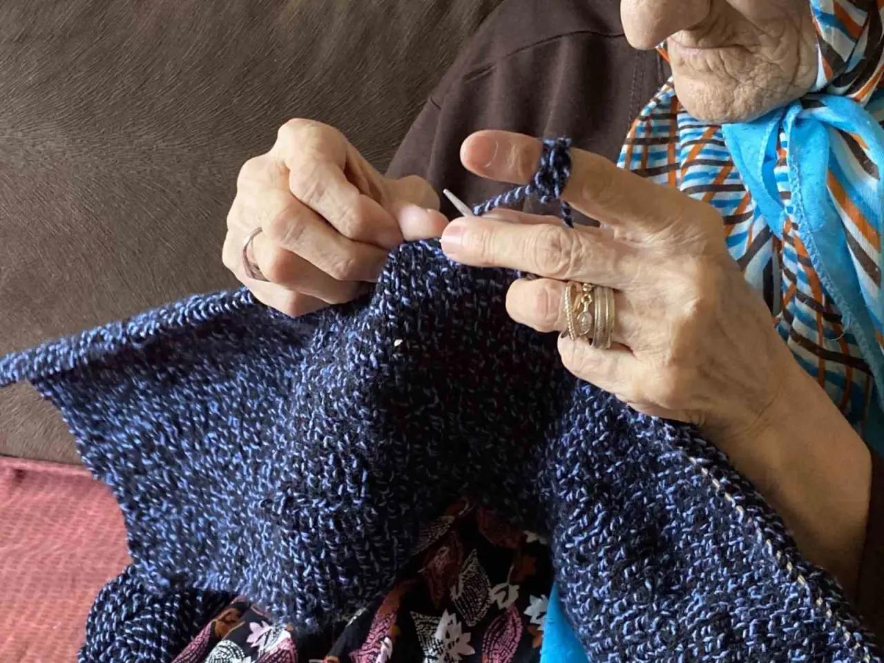 bir-gozu-gormeyen-70-yasindaki-sema-teyze-kitap-okumaktan-ve-orgu-ormekten-vazgecmiyor