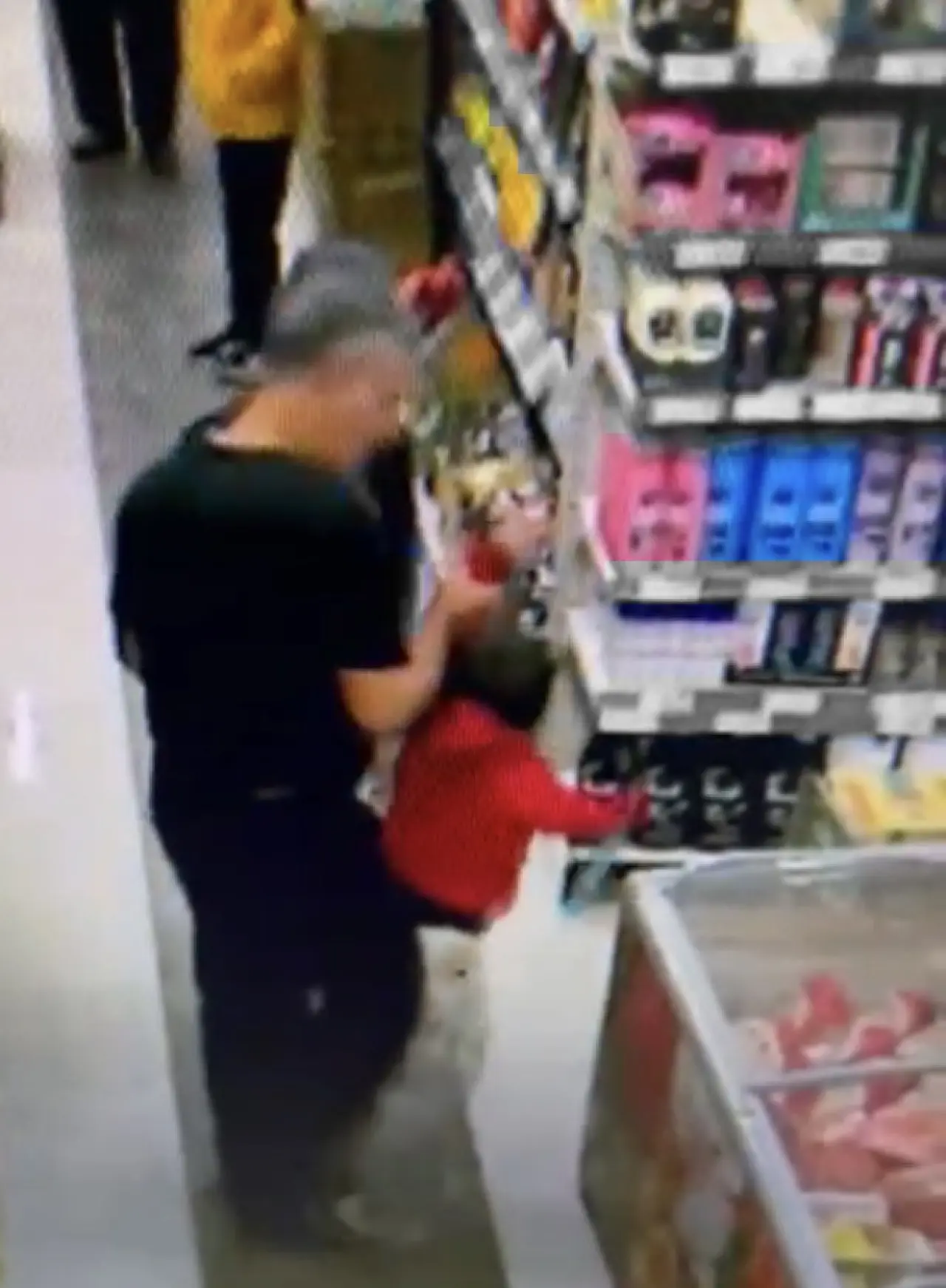 markette-kucuk-cocugu-tekmeleyen-adam-kameraya-yansidi