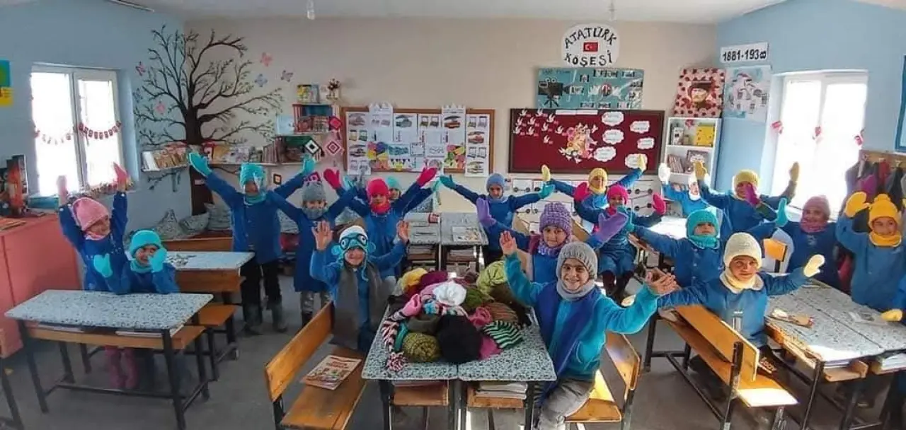 bir-gozu-gormeyen-70-yasindaki-sema-teyze-kitap-okumaktan-ve-orgu-ormekten-vazgecmiyor