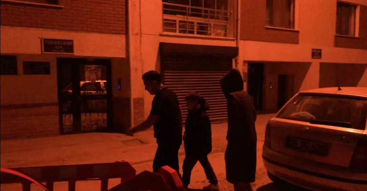 balikesirdeki-deprem-eskisehirde-de-hissedildi-vatandaslar-sokaga-cikti