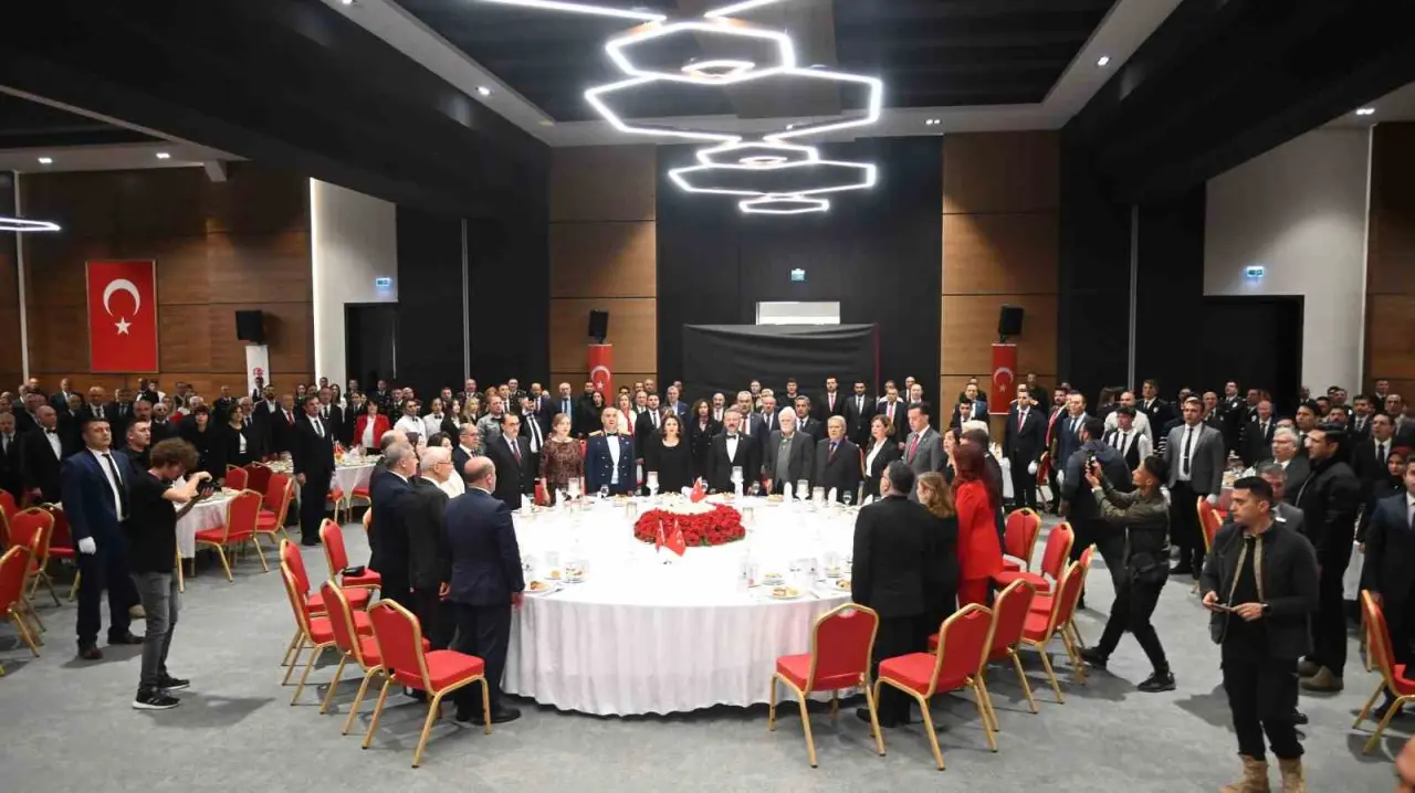 cumhuriyet-ile-yasit-102-yasindaki-ali-amca-bayramini-protokolde-kutladi