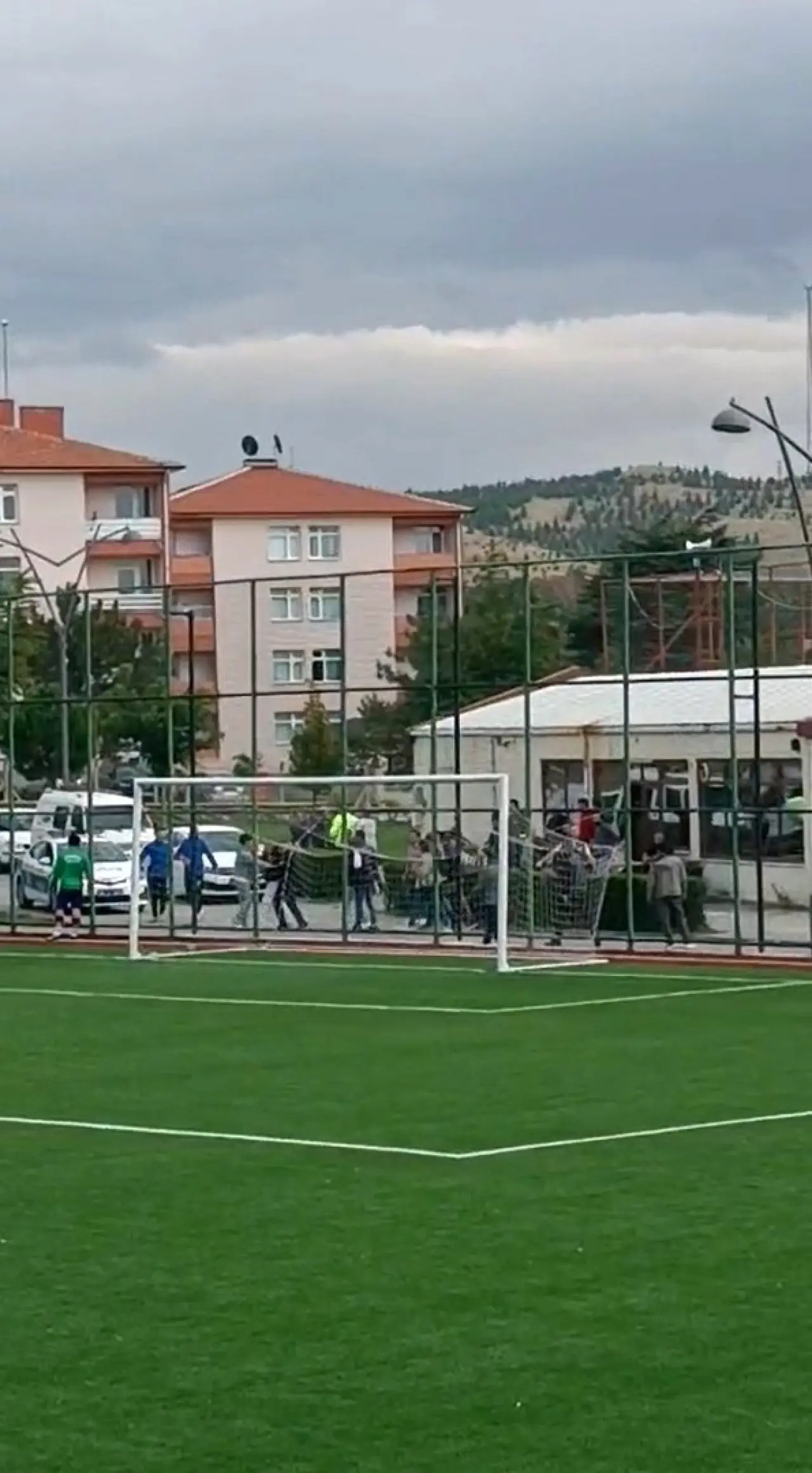 taraftara-bicakla-kosan-futbolcuyla-alakali-gorgu-tanigi-o-anlari-anlatti