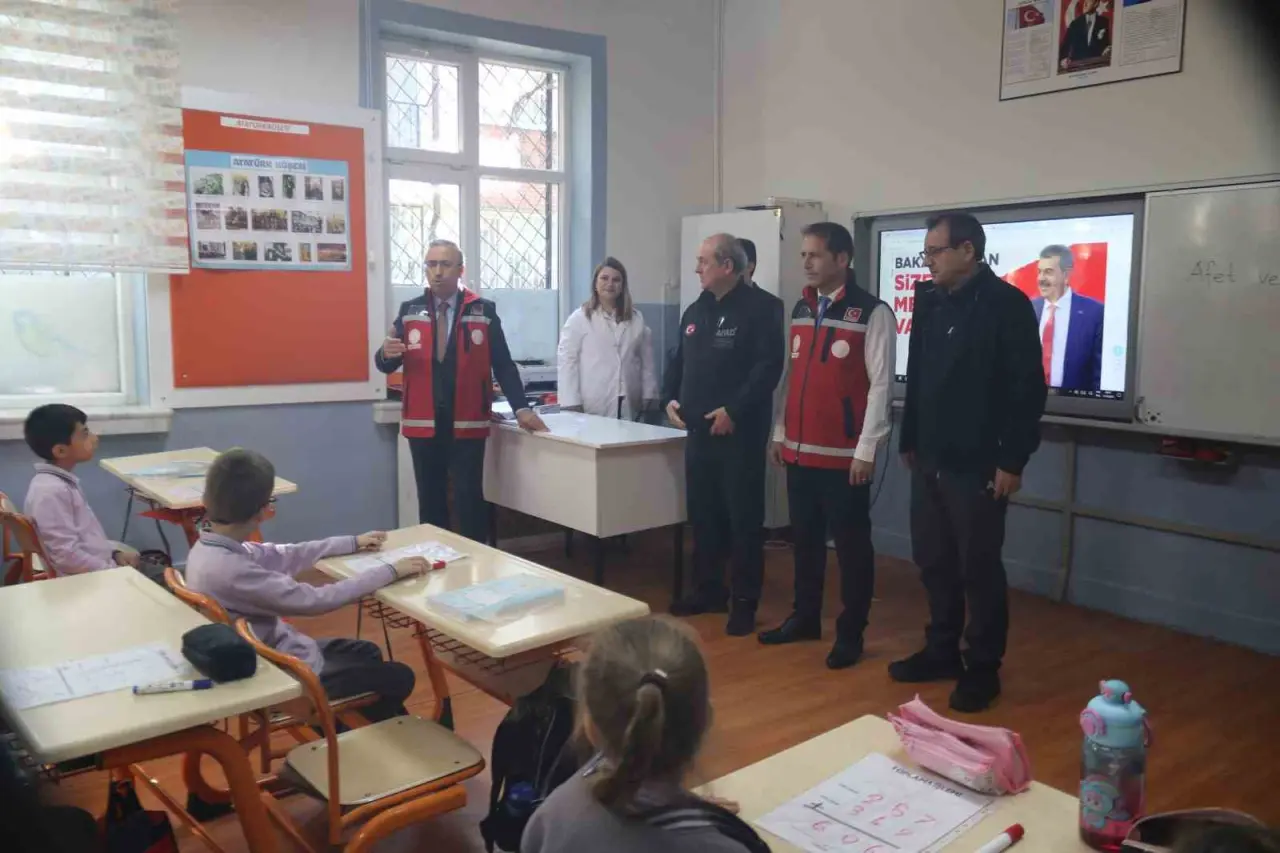 deprem-aninda-yapilmasi-gerekenler-ogrencilere-uygulamali-olarak-gosterildi