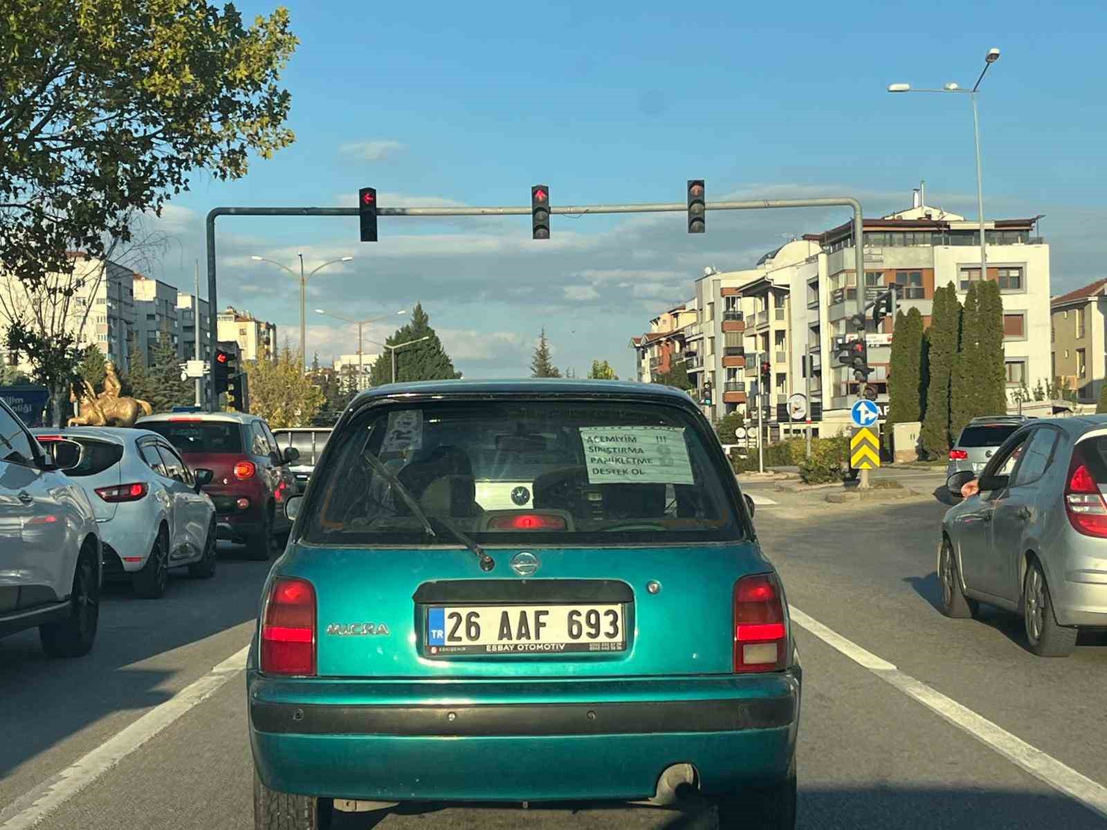 acemi-surucunun-arabasina-astigi-not-dikkat-cekiyor