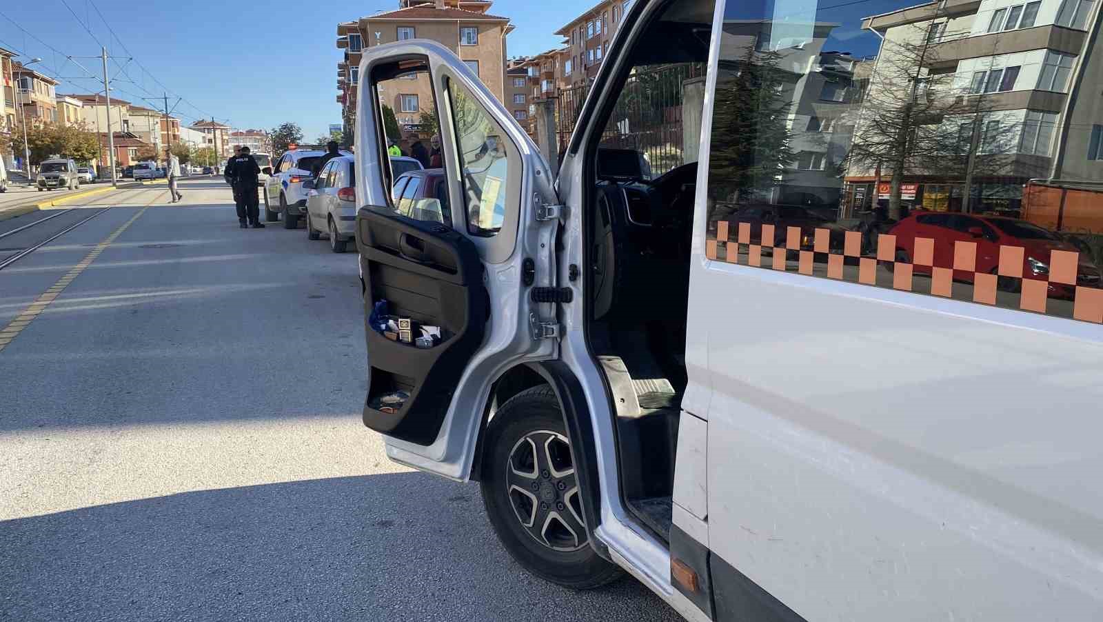 acik-birakilan-servis-kapisina-tramvay-carpti-3-yarali