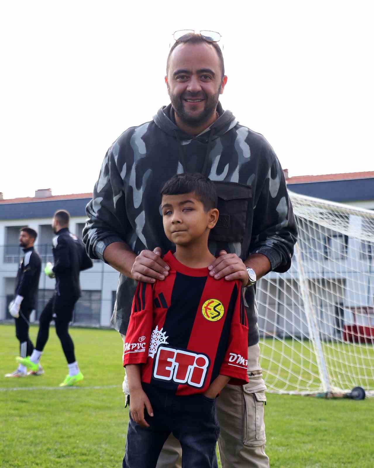 ameliyatla-gorme-kabiliyetini-kazan-hamit-eskisehirspor-antrenmanini-seyretti