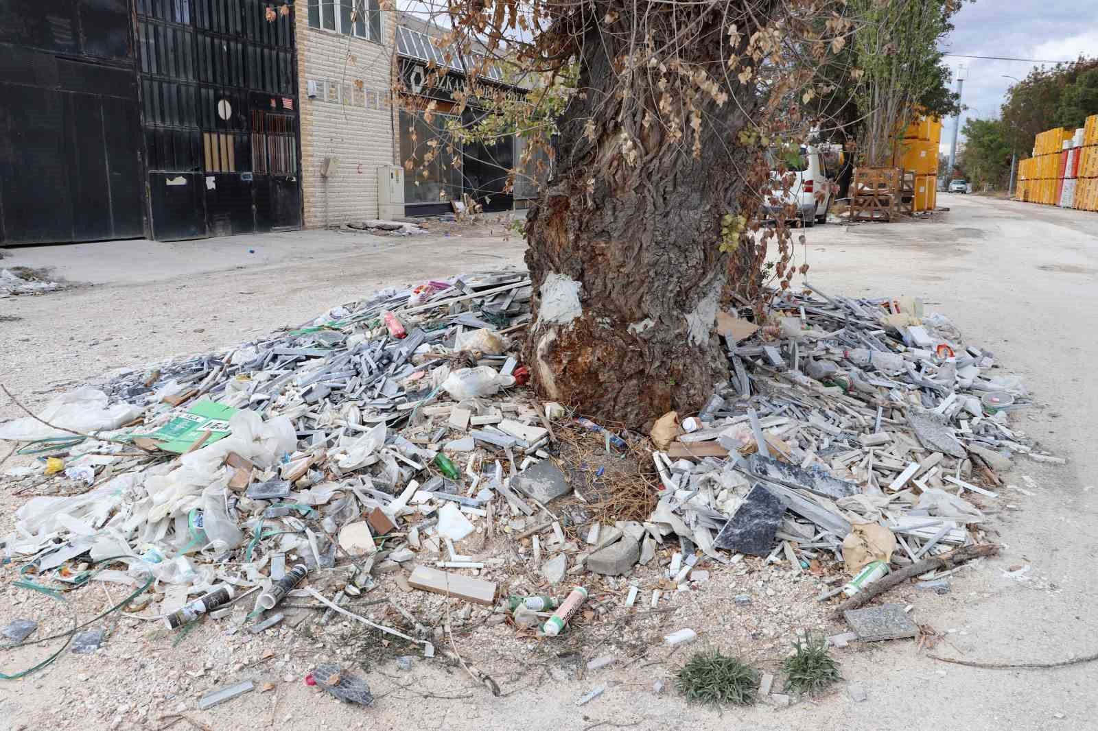 baksan-sanayi-sitesinde-agacin-cevresindeki-moloz-ve-sanayi-atiklarina-tepki