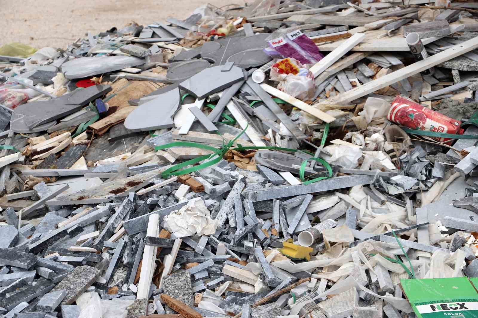 baksan-sanayi-sitesinde-agacin-cevresindeki-moloz-ve-sanayi-atiklarina-tepki