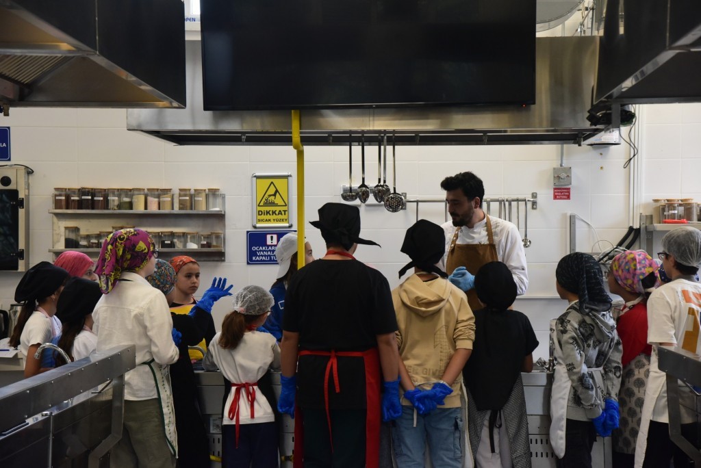 cocuklar-dunya-mutfaklarinda-lezzetli-bir-yolculuga-cikti