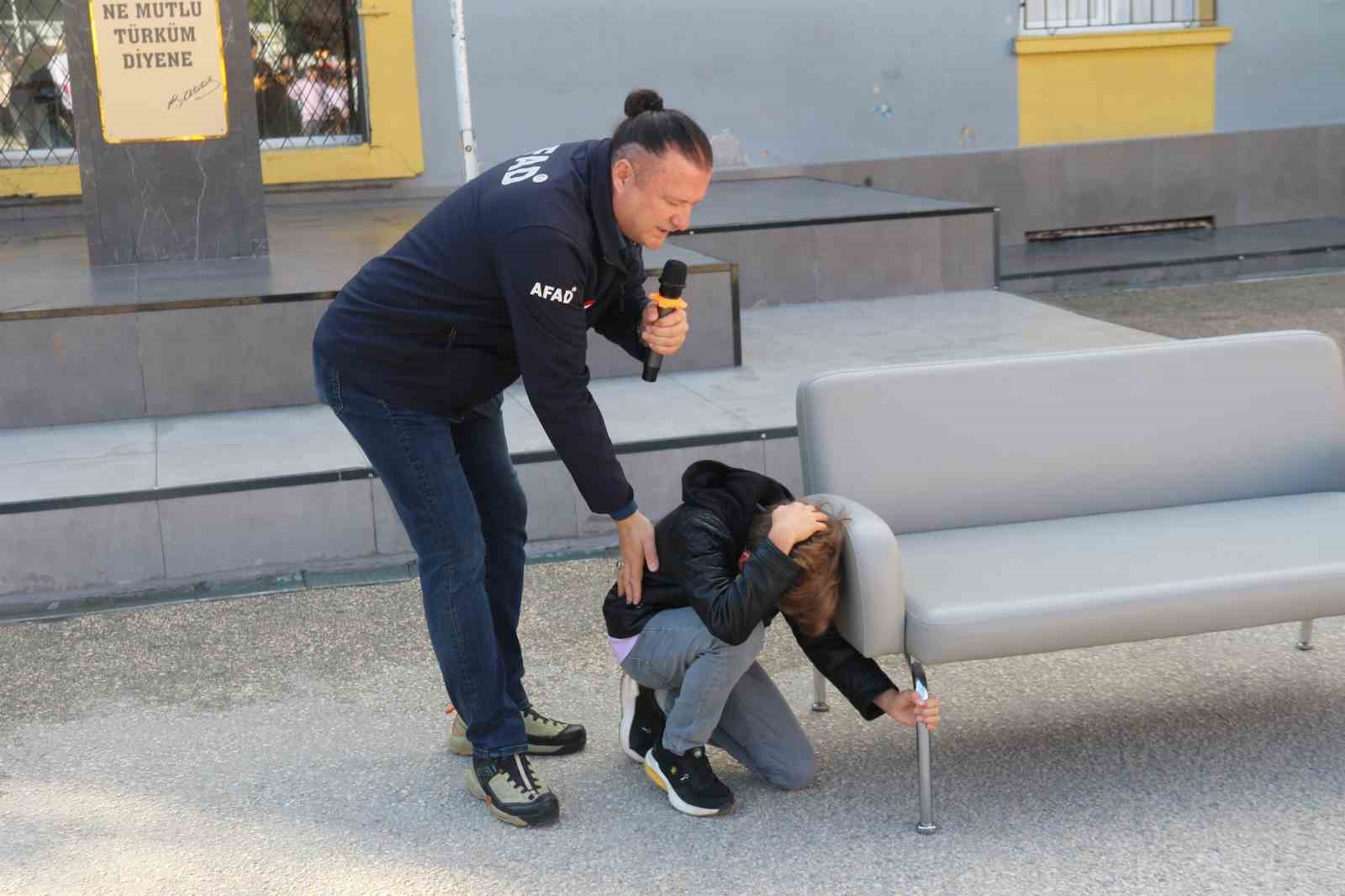 deprem-aninda-yapilmasi-gerekenler-ogrencilere-uygulamali-olarak-gosterildi