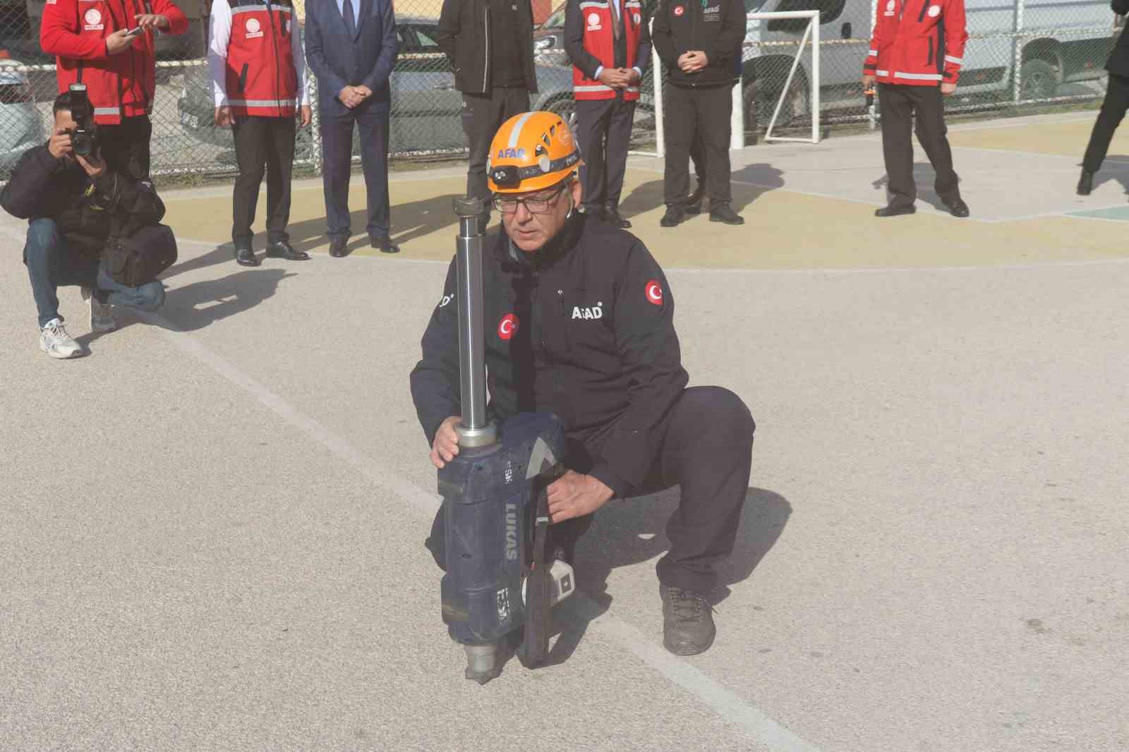deprem-aninda-yapilmasi-gerekenler-ogrencilere-uygulamali-olarak-gosterildi