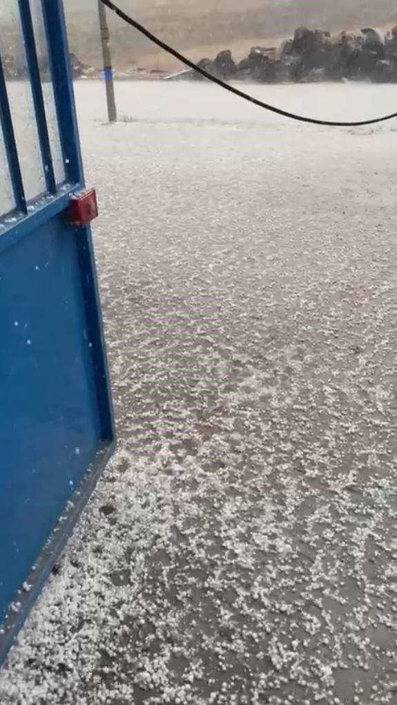 eskisehirde-dolu-yagisi-sokak-saniyeler-icinde-beyaza-burundu