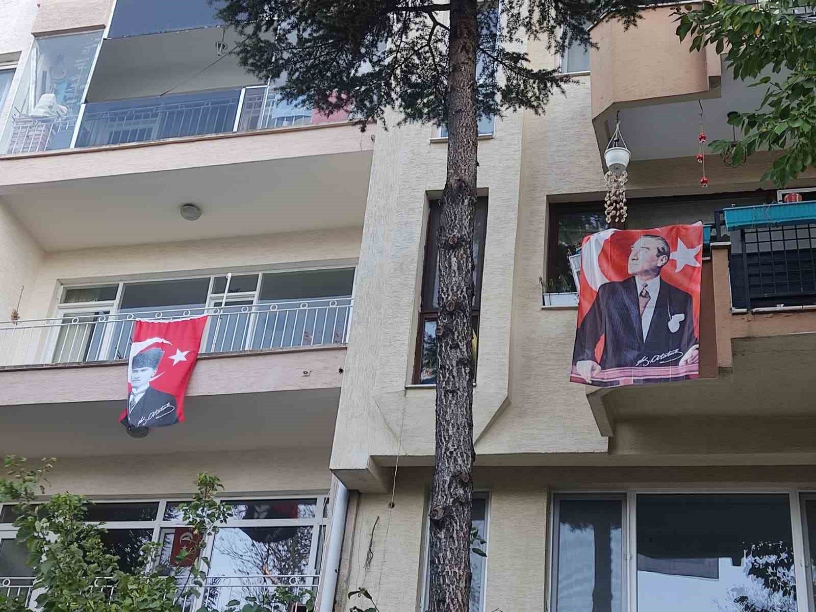 eskisehirde-evler-ve-dukkanlar-turk-bayraklari-ile-dolup-tasti