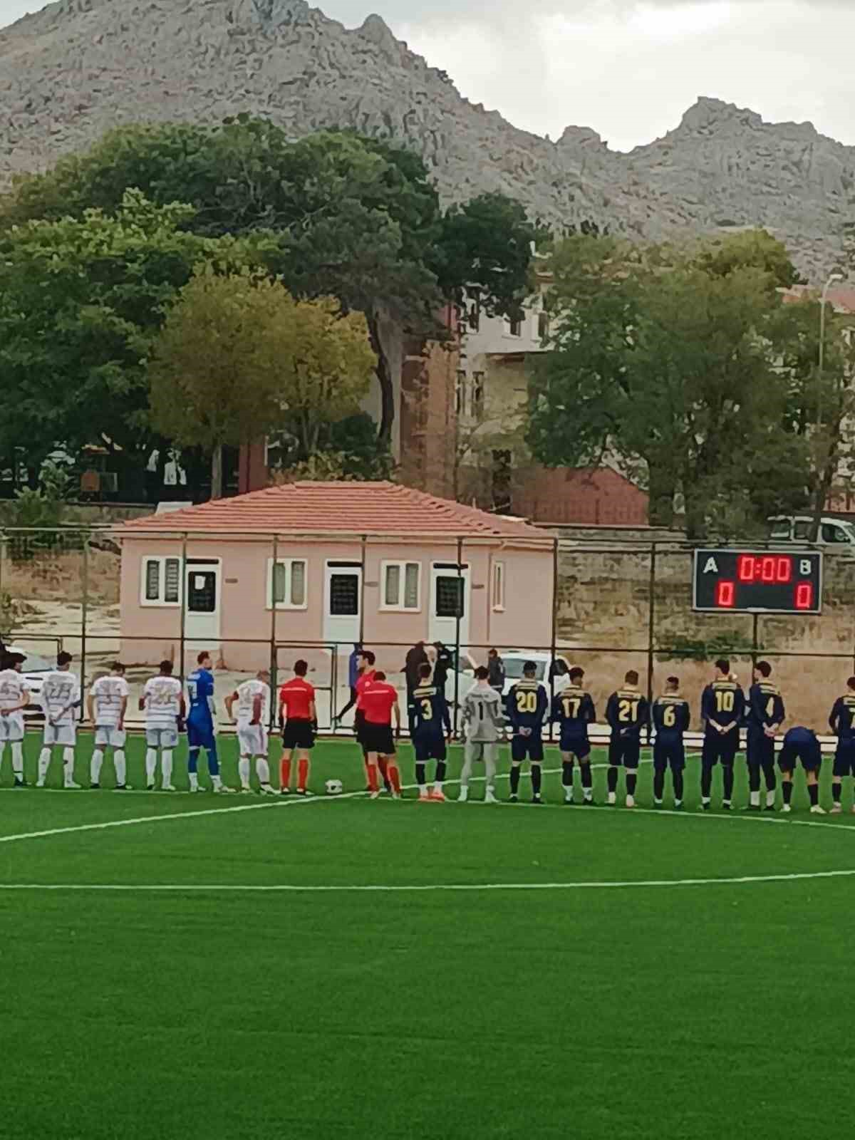 futbol-oyuncusunun-bicakla-taraftarin-uzerine-yurudugu-iddiasi