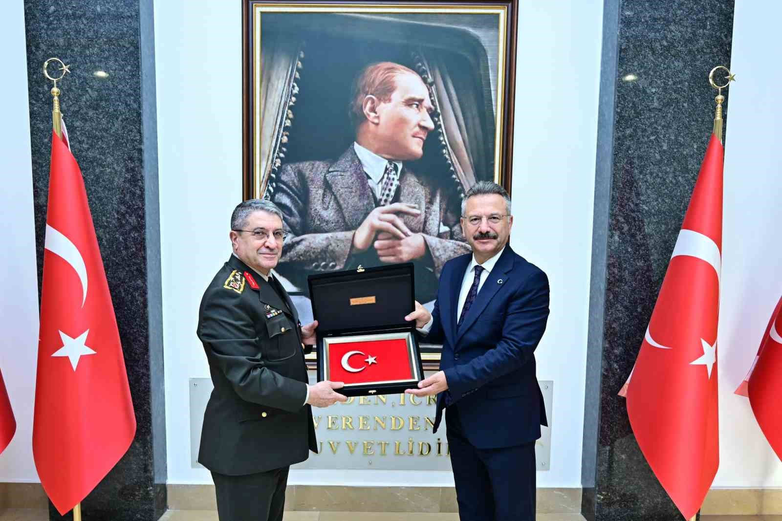 genelkurmay-baskani-vali-aksoyu-ziyaret-etti