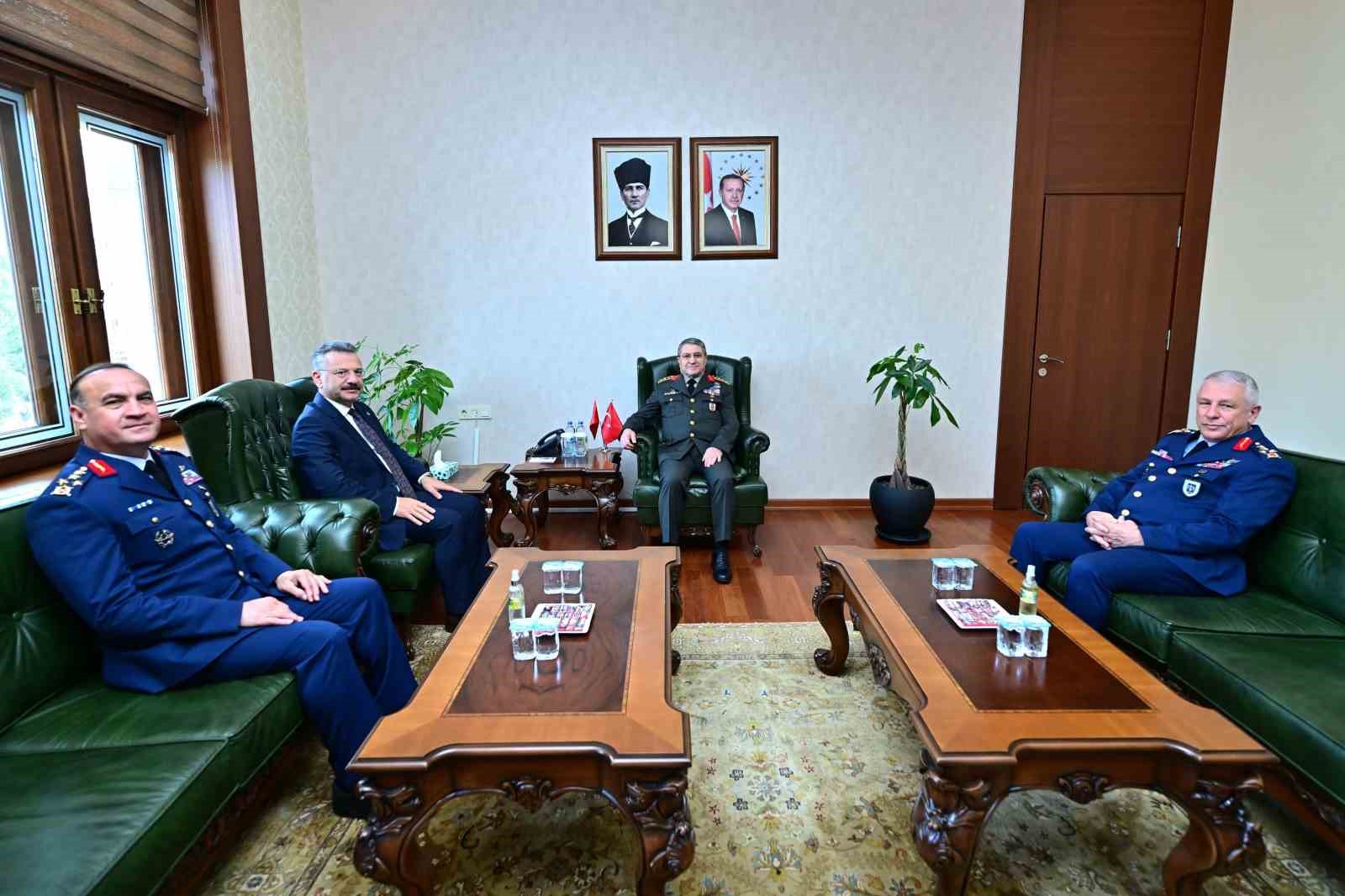 genelkurmay-baskani-vali-aksoyu-ziyaret-etti