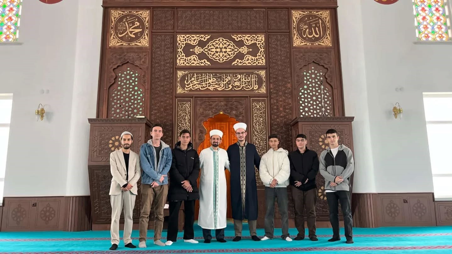 imam-hatip-lisesi-ogrencileri-mihrapta-gencler-var-projesiyle-mihraba-gecti